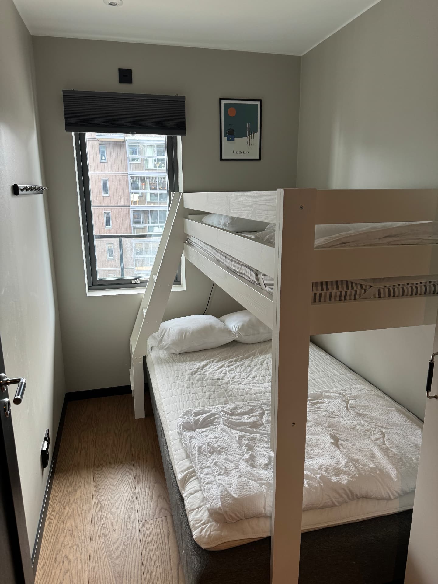 Sovrum med våningssäng och Åre-poster